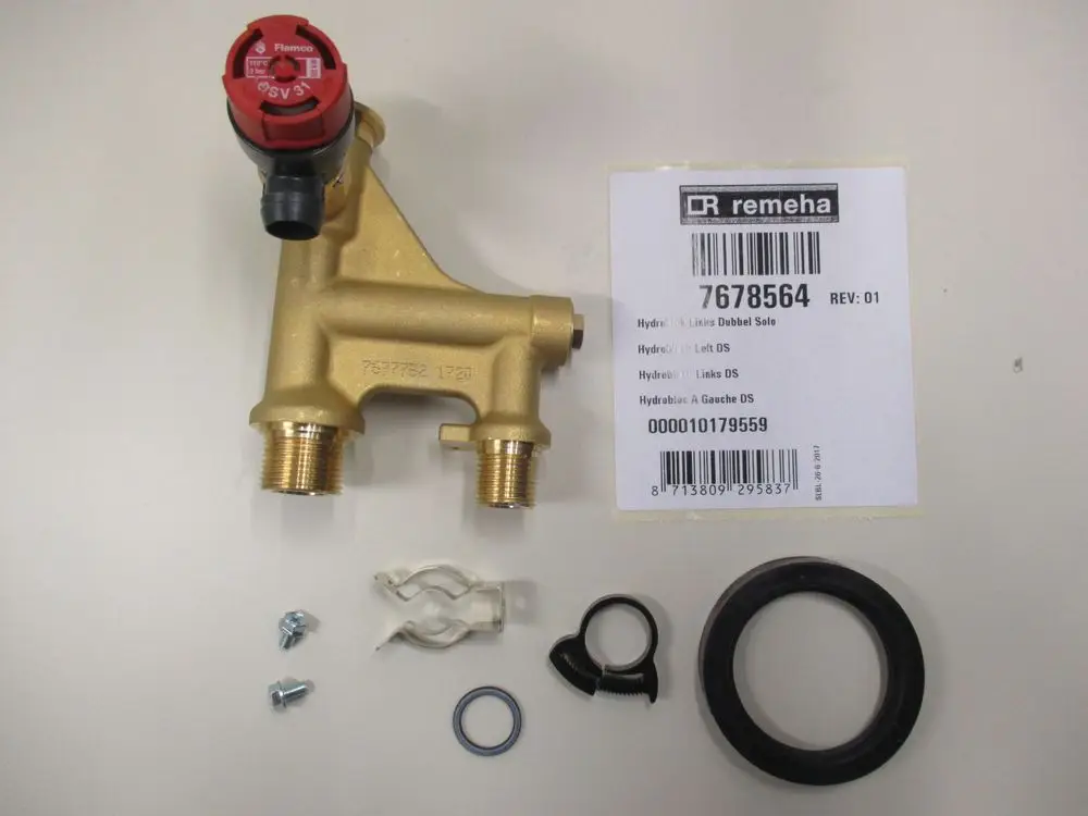 Hydroblock von Remeha in goldfarbener Ausführung mit einem roten Ventil, verbundenen Anschlüssen, Dichtungen und Montageschrauben auf einem weißen Untergrund.